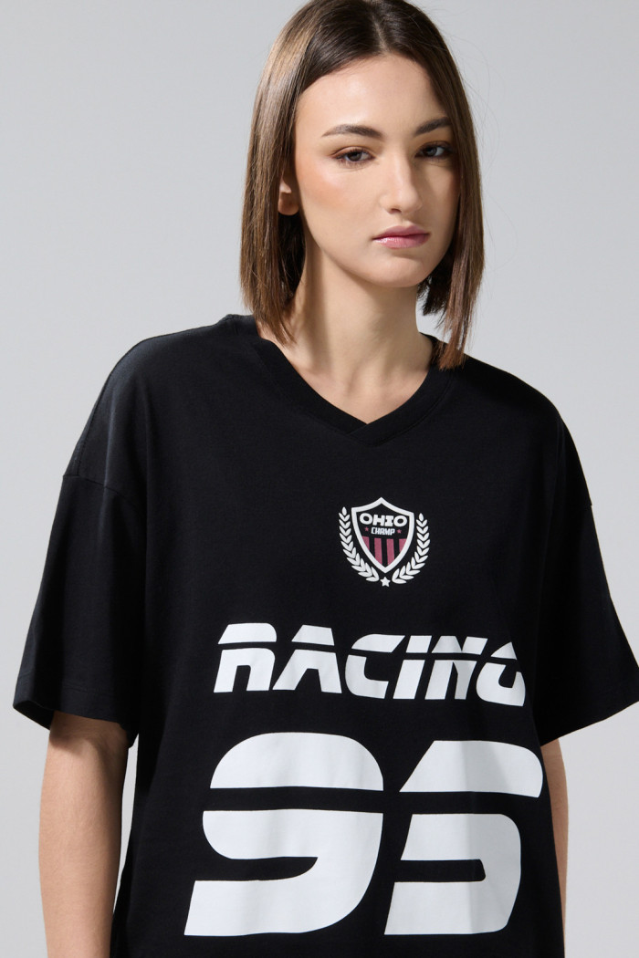 Camiseta cuello V oversize negra con arte college