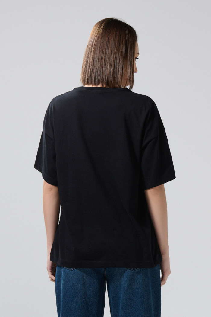 Camiseta cuello V oversize negra con arte college
