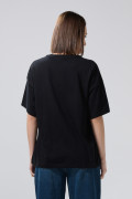 Camiseta cuello V oversize negra con arte college