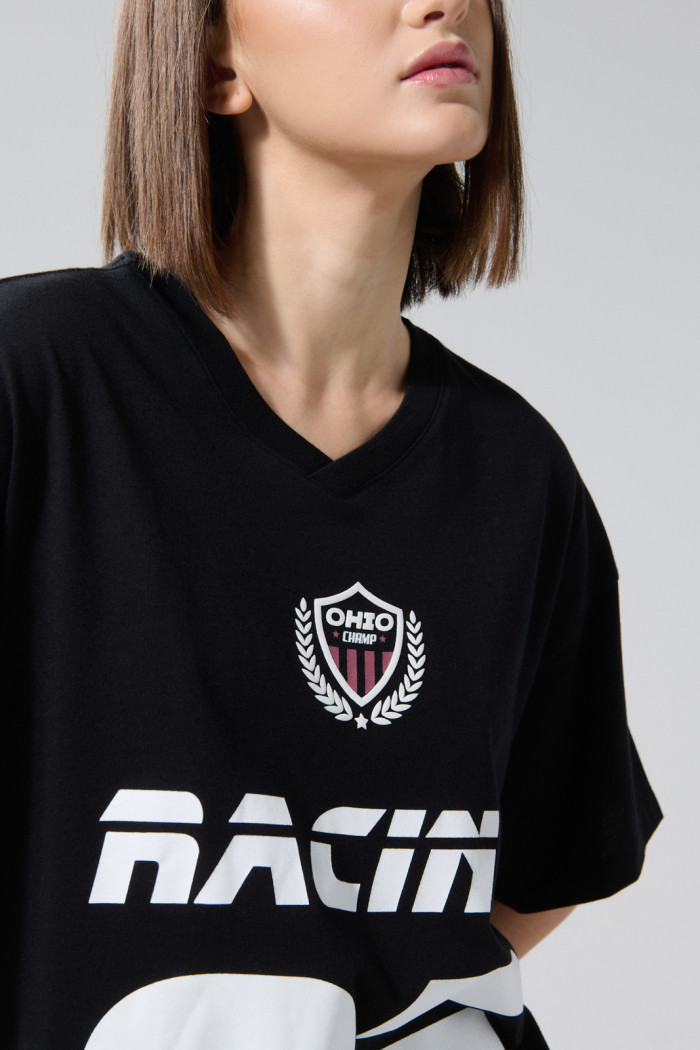 Camiseta cuello V oversize negra con arte college