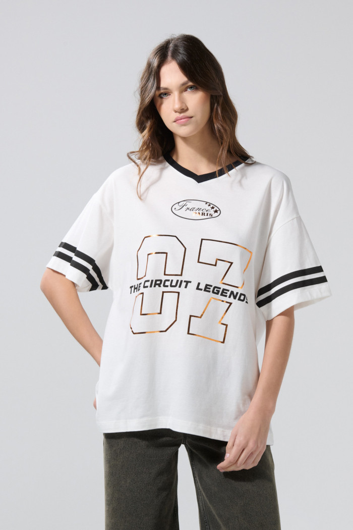 Camiseta cuello V crema oversize con arte college