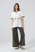 Camiseta cuello V crema oversize con arte college