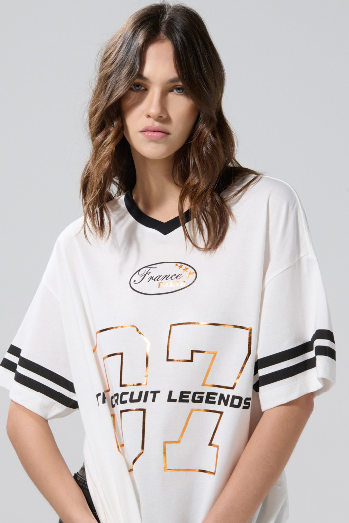 Camiseta cuello V crema oversize con arte college
