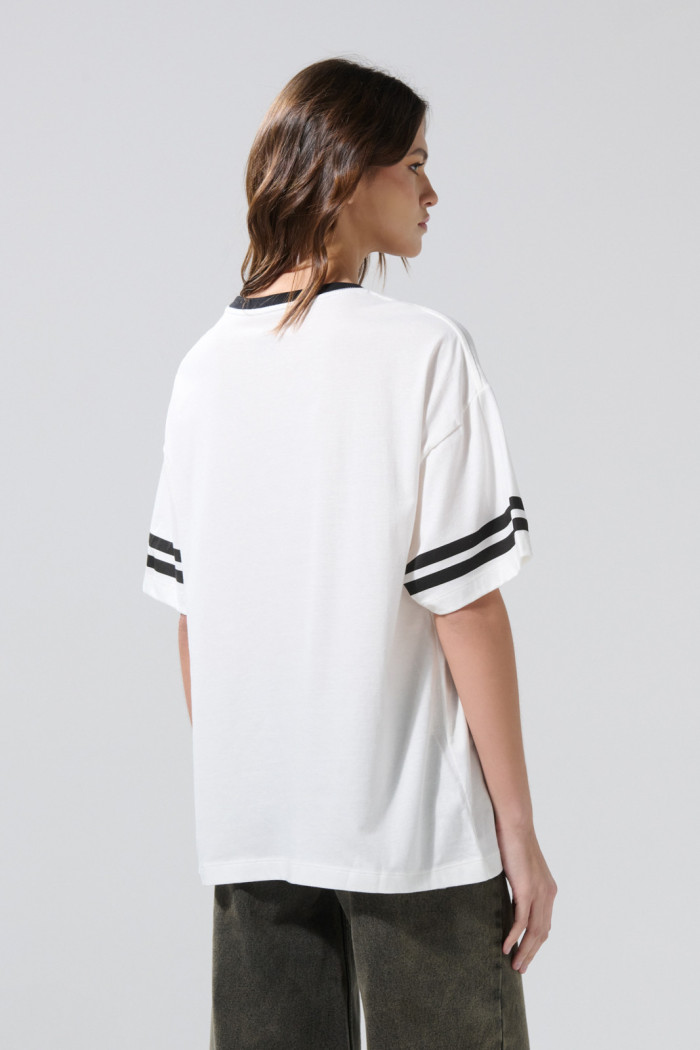 Camiseta cuello V crema oversize con arte college