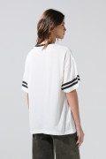 Camiseta cuello V crema oversize con arte college