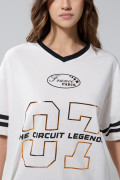 Camiseta cuello V crema oversize con arte college
