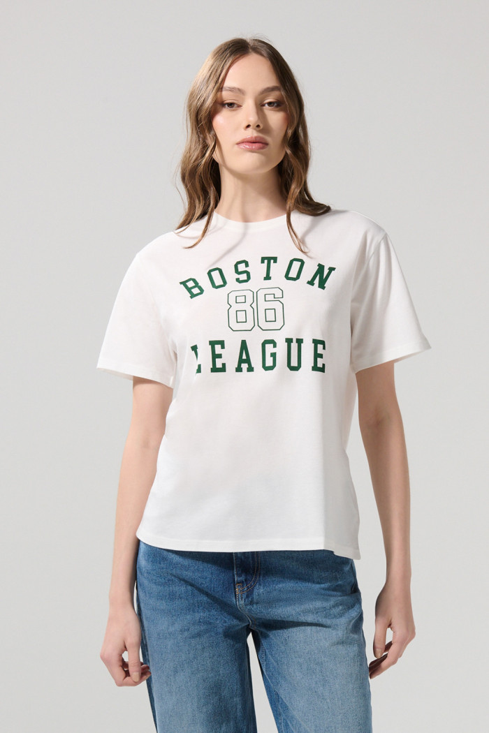 Camiseta hombro rodado crema college con manga corta