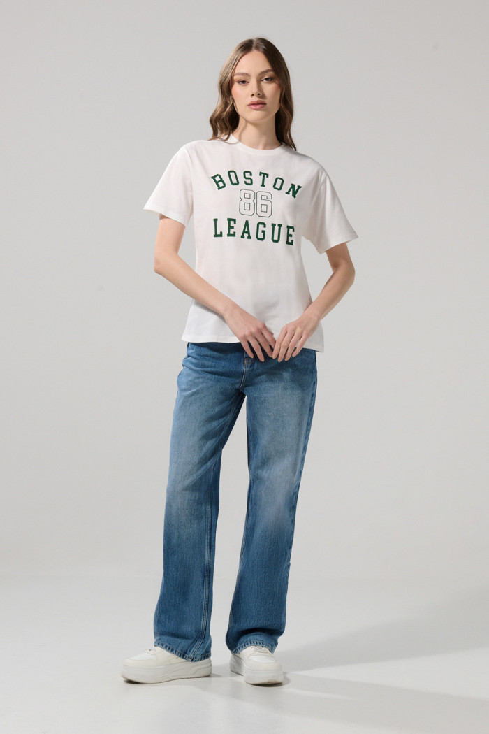 Camiseta hombro rodado crema college con manga corta