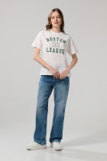 Camiseta hombro rodado crema college con manga corta