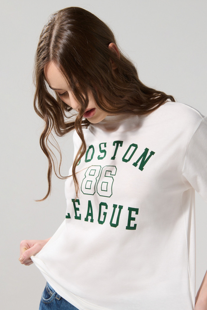 Camiseta hombro rodado crema college con manga corta