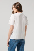 Camiseta hombro rodado crema college con manga corta