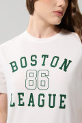 Camiseta hombro rodado crema college con manga corta