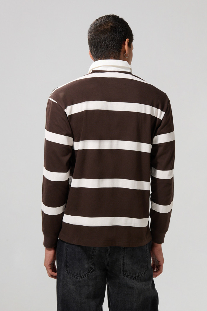 Camiseta manga larga polo café oscura con rayas blancas