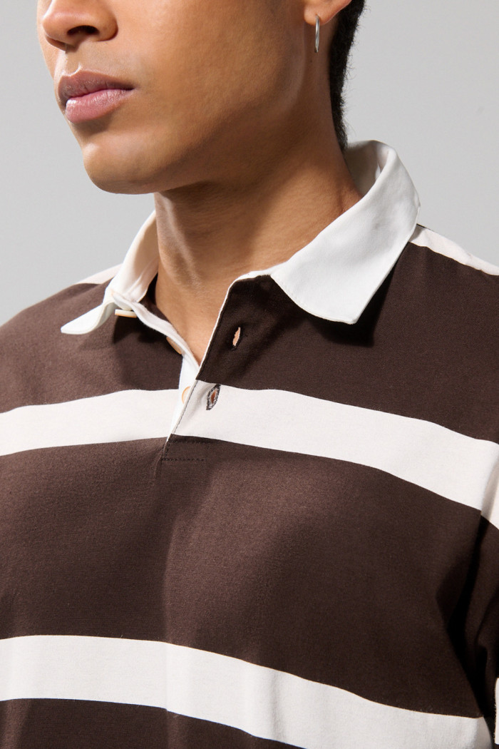 Camiseta manga larga polo café oscura con rayas blancas