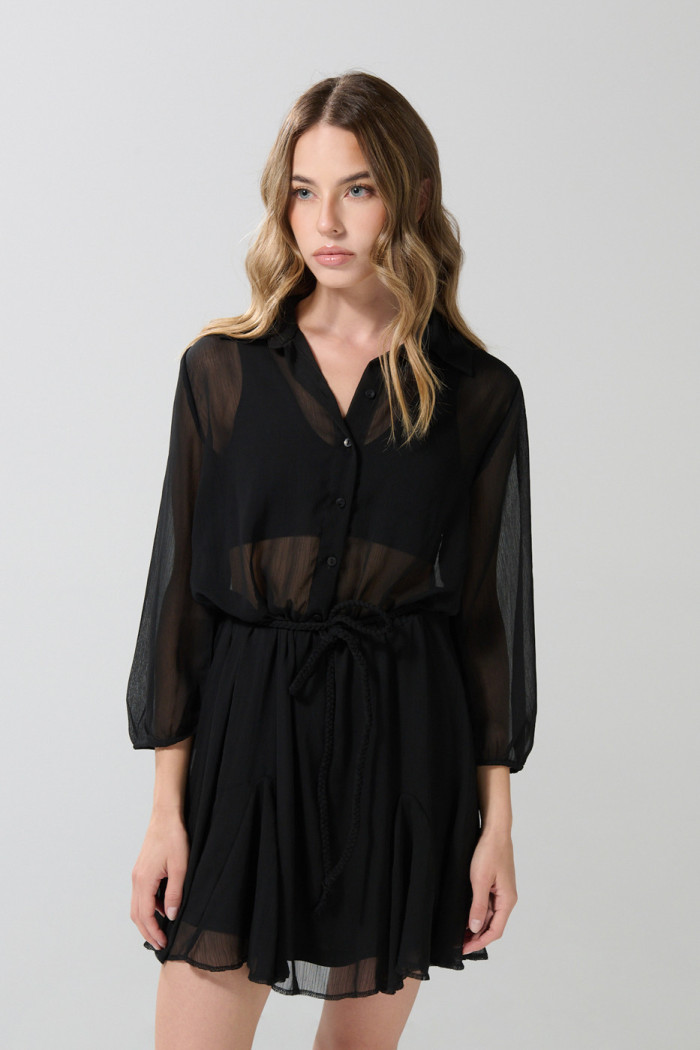 Vestido corto negro con cinturón y manga corta tipo globo