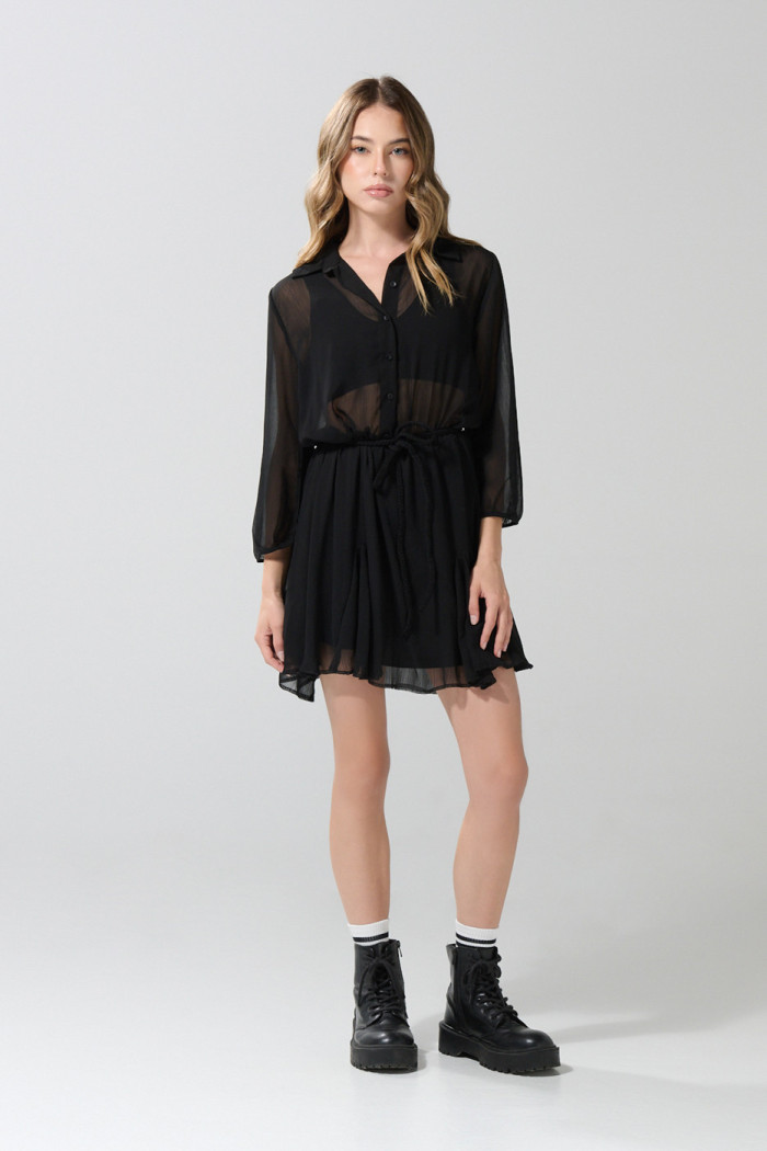 Vestido corto negro con cinturón y manga corta tipo globo
