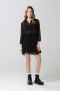 Vestido corto negro con cinturón y manga corta tipo globo