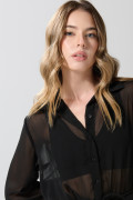 Vestido corto negro con cinturón y manga corta tipo globo