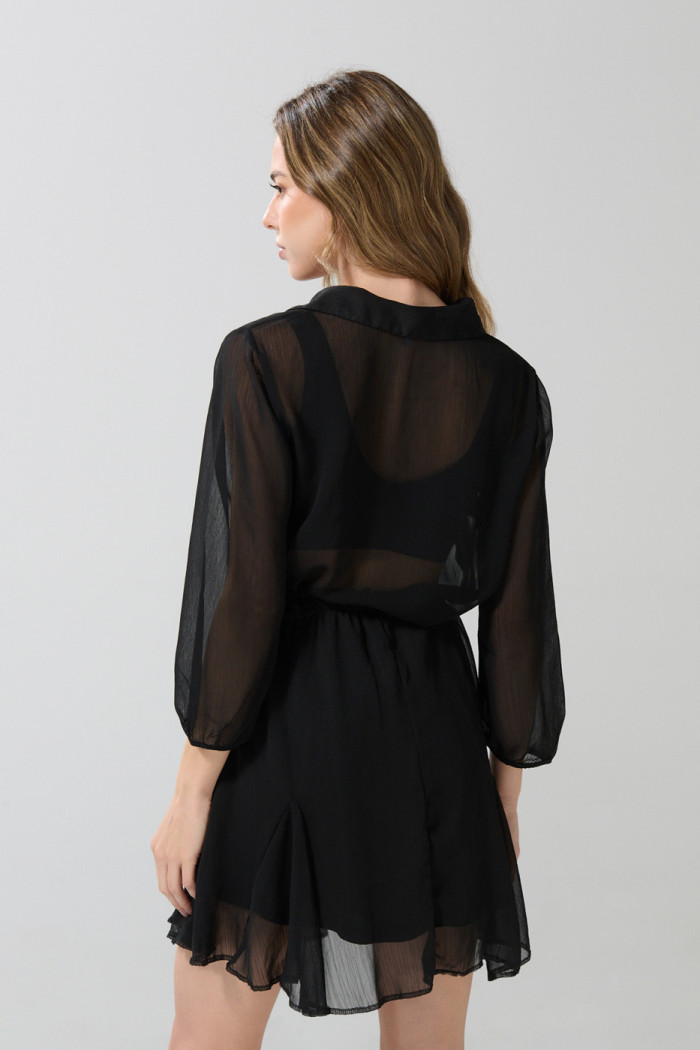 Vestido corto negro con cinturón y manga corta tipo globo