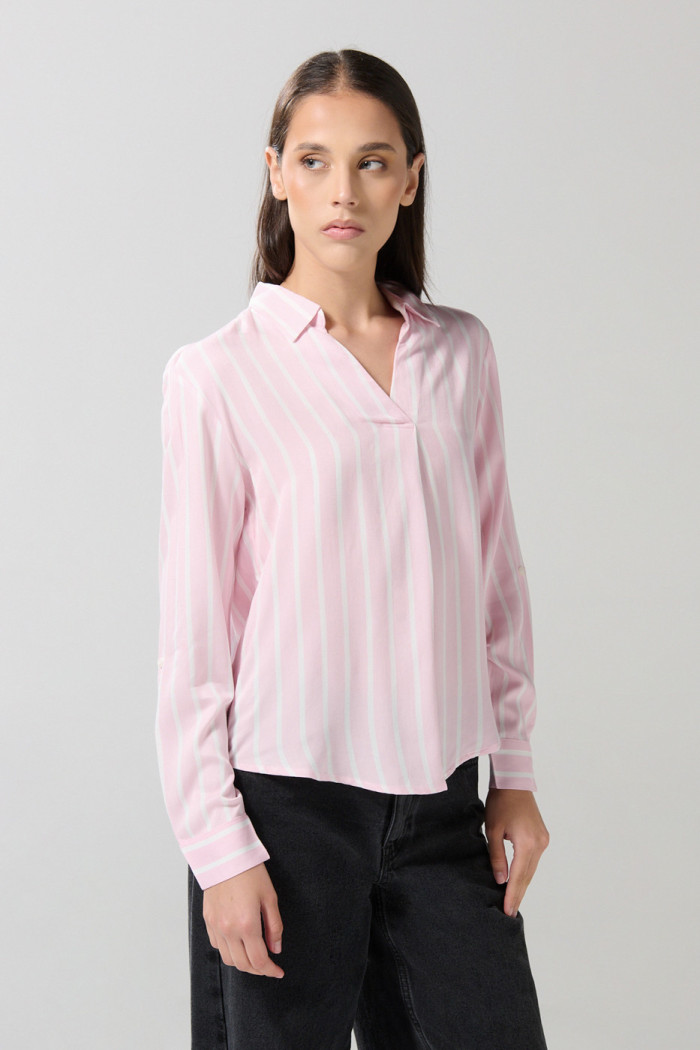 Blusa estampada unicolor con manga larga y prense delantero