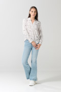 Blusa estampada unicolor con manga larga y prense delantero