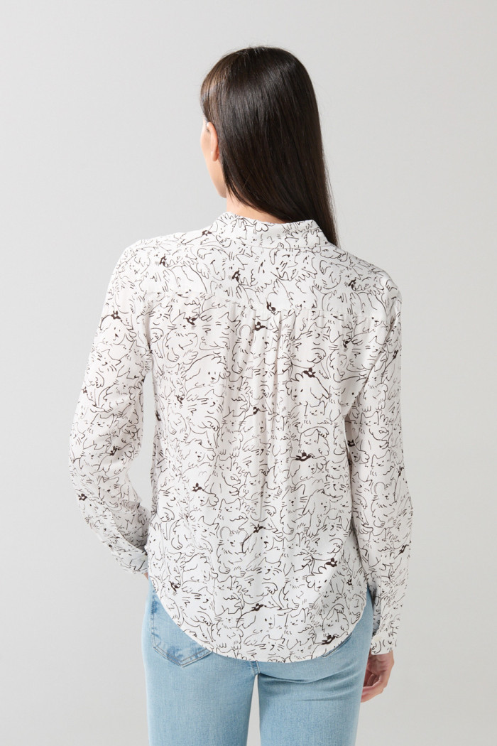 Blusa estampada unicolor con manga larga y prense delantero