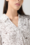Blusa estampada unicolor con manga larga y prense delantero