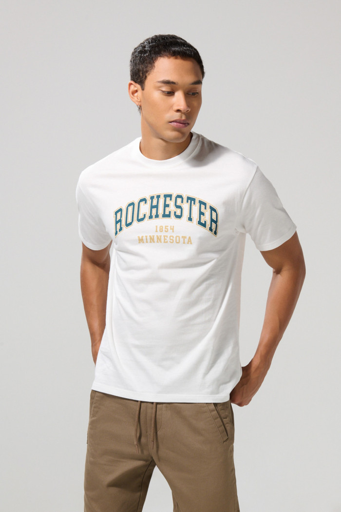 Camiseta crema cuello redondo college con hombro rodado