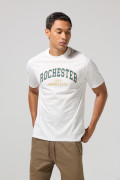 Camiseta crema cuello redondo college con hombro rodado