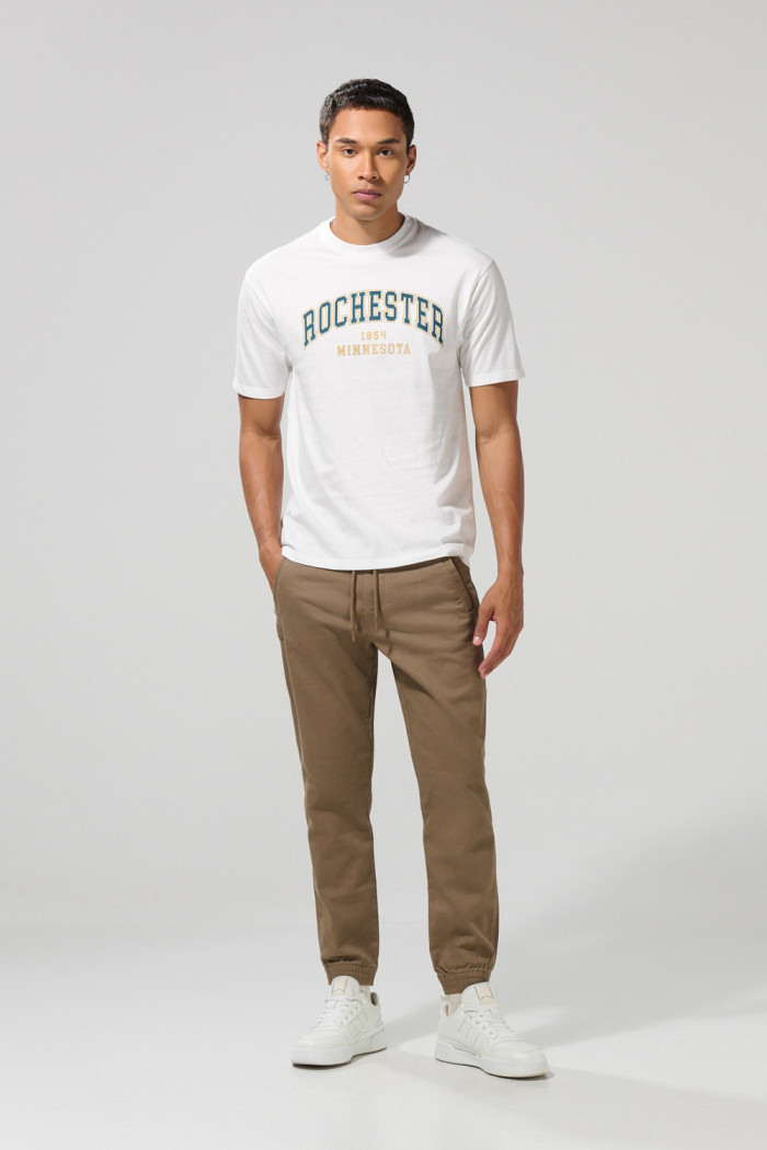 Camiseta crema cuello redondo college con hombro rodado