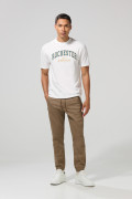 Camiseta crema cuello redondo college con hombro rodado