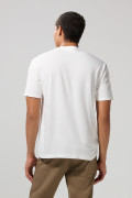 Camiseta crema cuello redondo college con hombro rodado