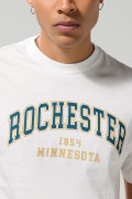 Camiseta crema cuello redondo college con hombro rodado