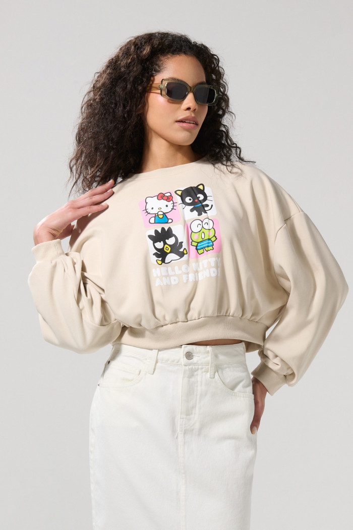 Buzo kaki oversize cuello redondo con arte de Hello Kitty