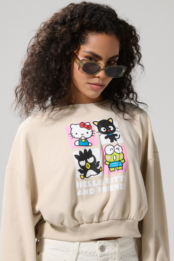 Buzo kaki oversize cuello redondo con arte de Hello Kitty