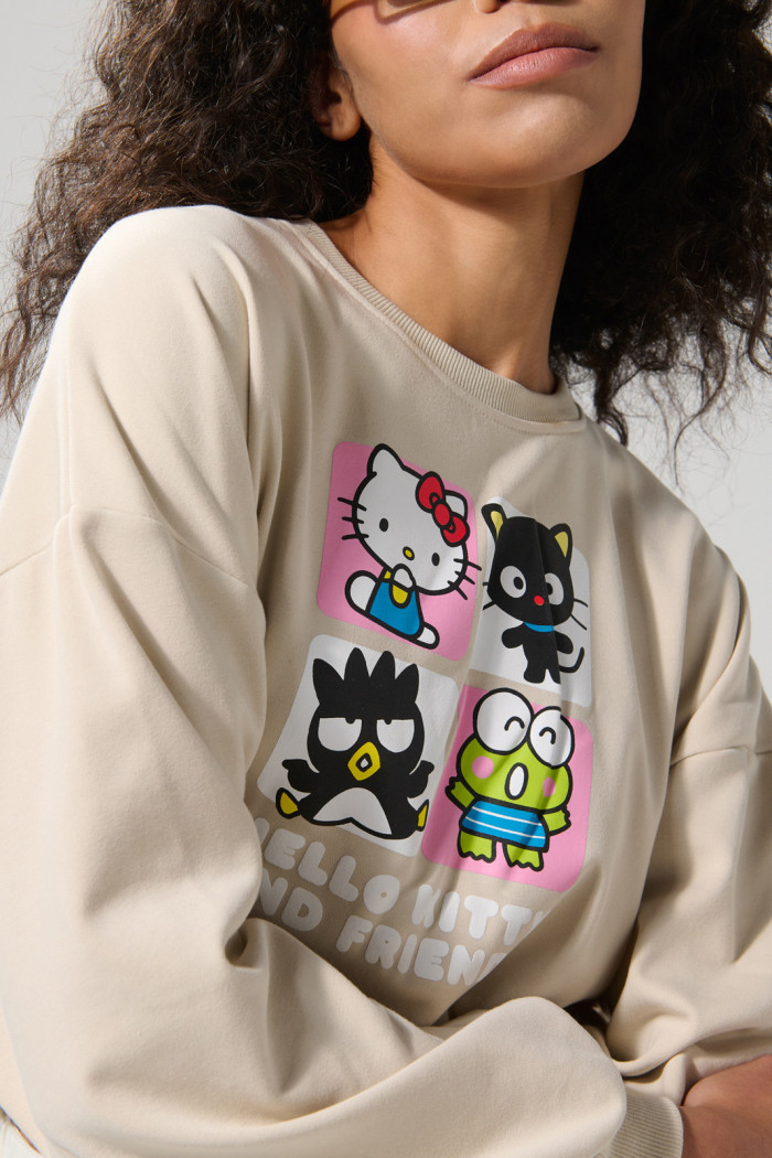 Buzo kaki oversize cuello redondo con arte de Hello Kitty
