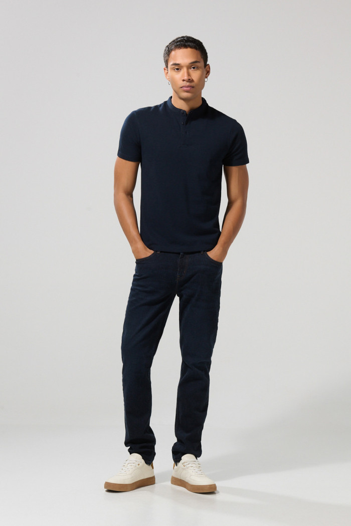 Camiseta azul intensa polo con cuello nerú y botones