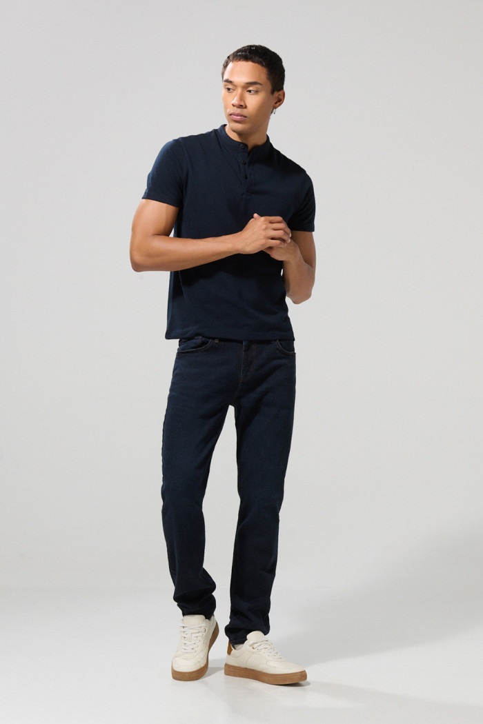 Camiseta azul intensa polo con cuello nerú y botones