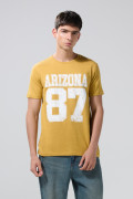 Camiseta amarilla cuello redondo con diseño college