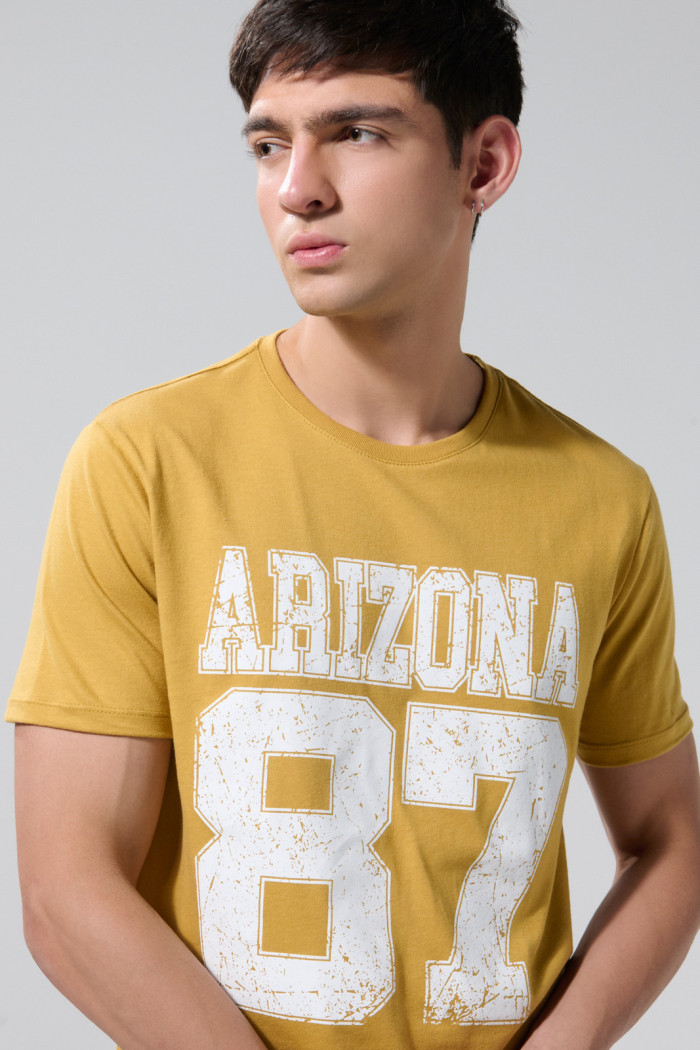 Camiseta amarilla cuello redondo con diseño college