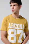 Camiseta amarilla cuello redondo con diseño college
