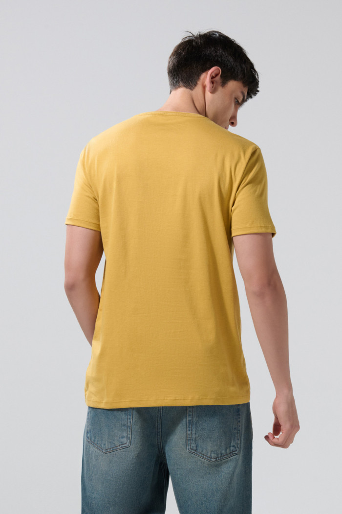 Camiseta amarilla cuello redondo con diseño college