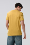 Camiseta amarilla cuello redondo con diseño college