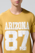 Camiseta amarilla cuello redondo con diseño college