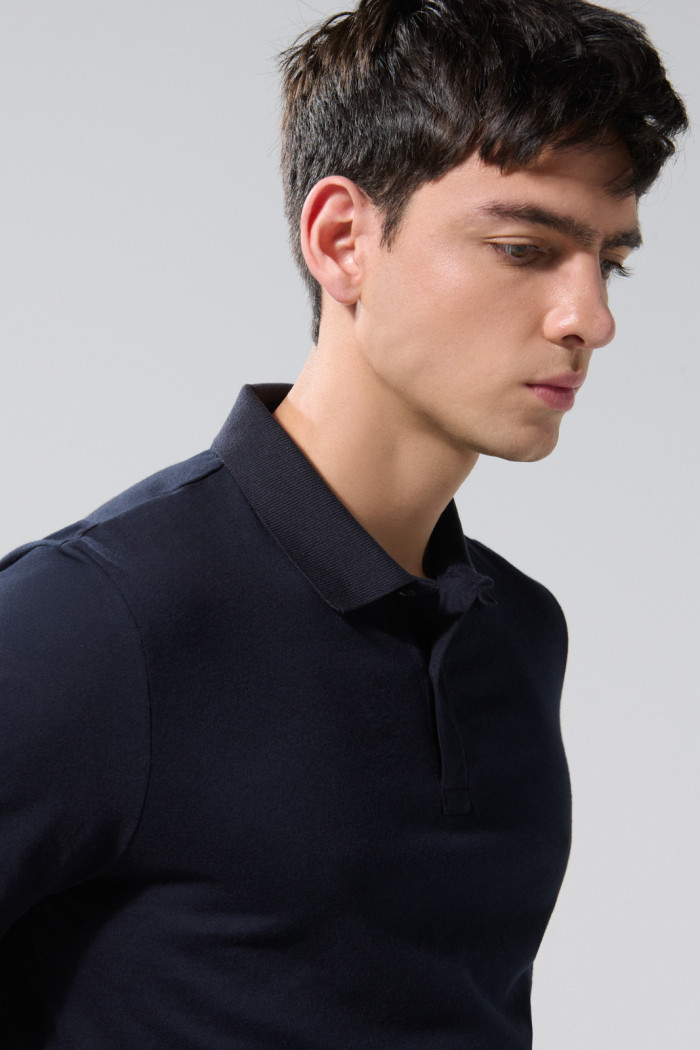 Camiseta azul intensa polo manga corta con botones