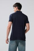 Camiseta azul intensa polo manga corta con botones