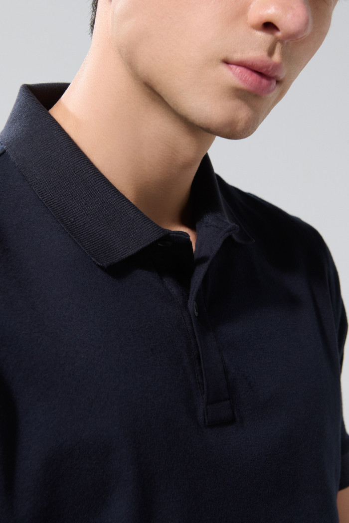 Camiseta azul intensa polo manga corta con botones