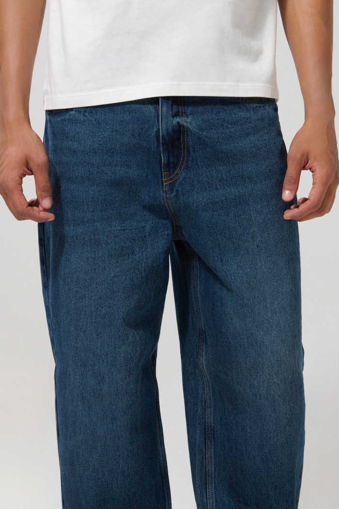 Jean azul oscuro baggy con bota ancha y cremallera