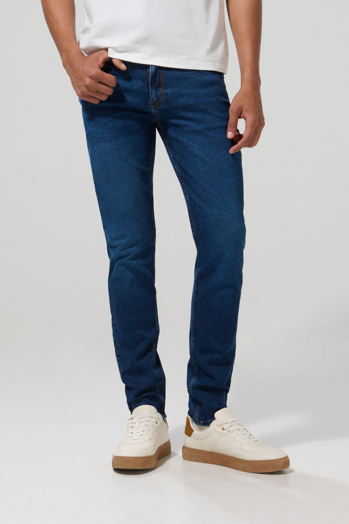 Jean tiro bajo azul oscuro tipo slim con costuras