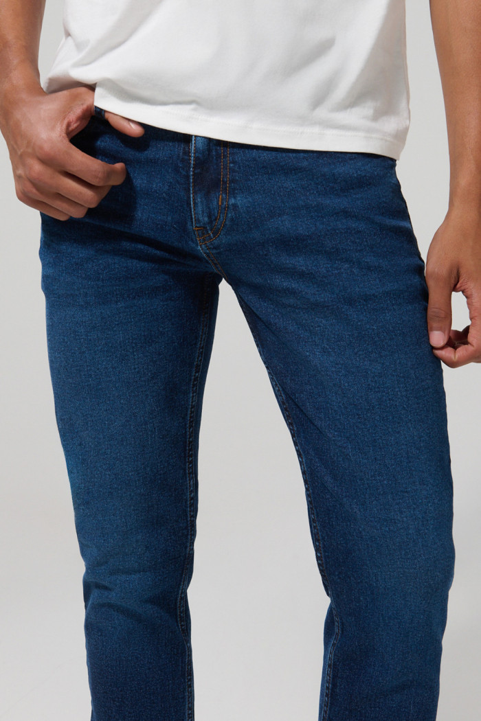 Jean tiro bajo azul oscuro tipo slim con costuras